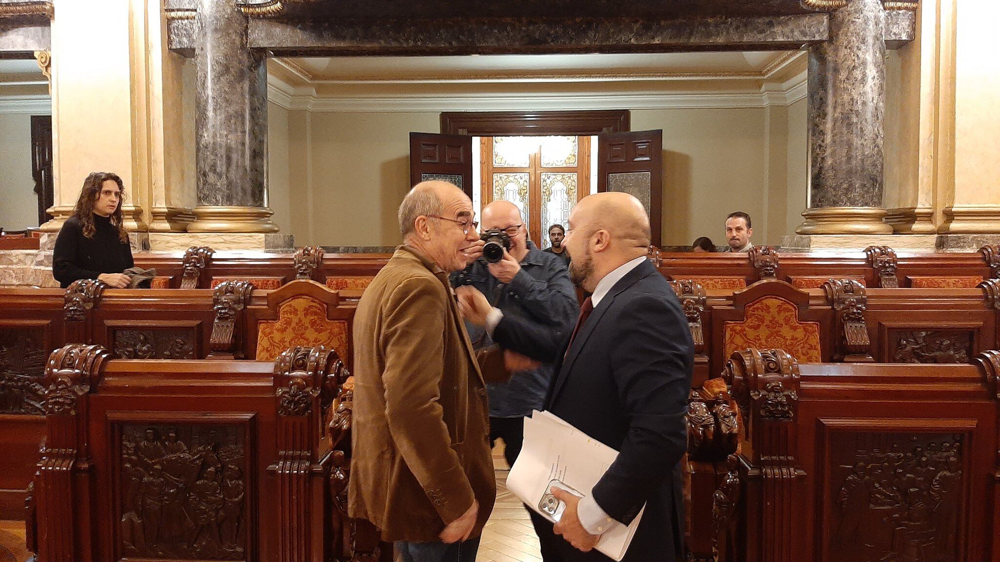 Francisco Jorquera (BNG) y Lage Tuñas (PSOE) en el pleno de A Coruña