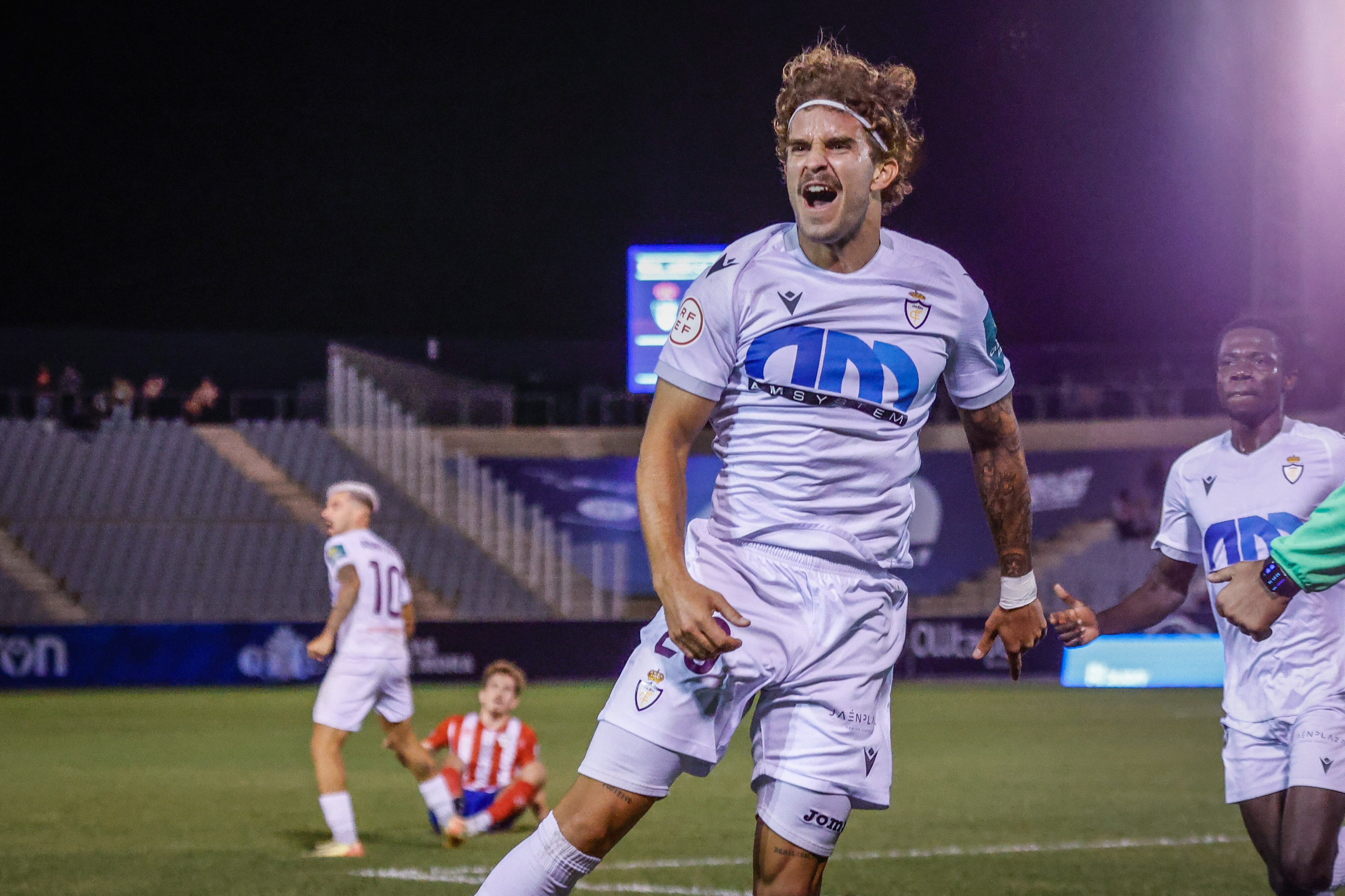 Mauro celebra el segundo gol del Real Jaén ante el Atlético Porcuna.