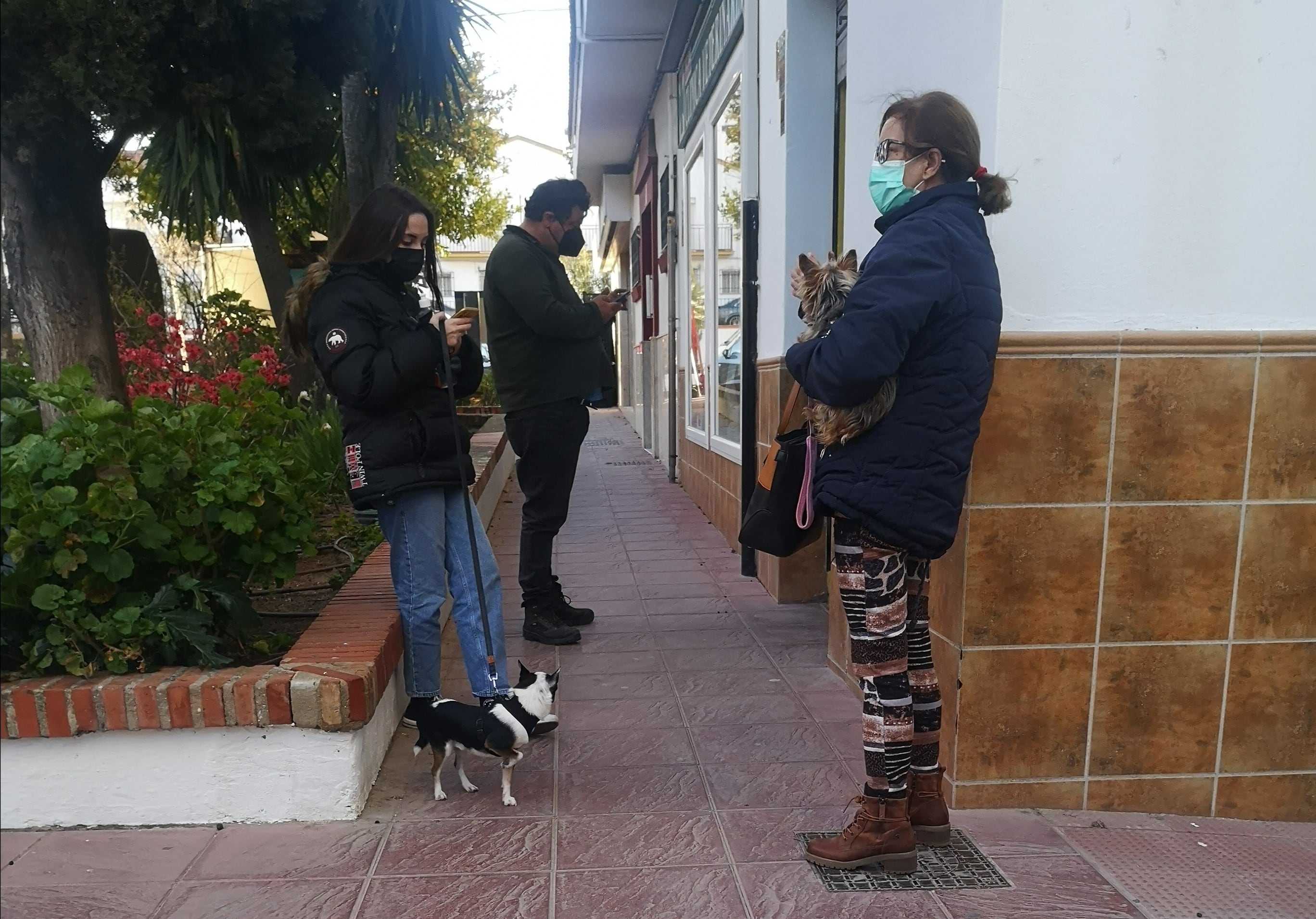 Varios ciudadanos esperan su turno a las puertas de un centro veterinario en Ronda