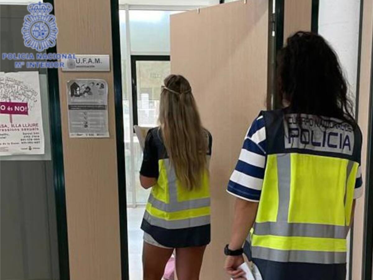 Detienen en Ibiza a un hombre que grabó con el móvil a una menor desnuda cuando iba a ducharse y también a su abuela