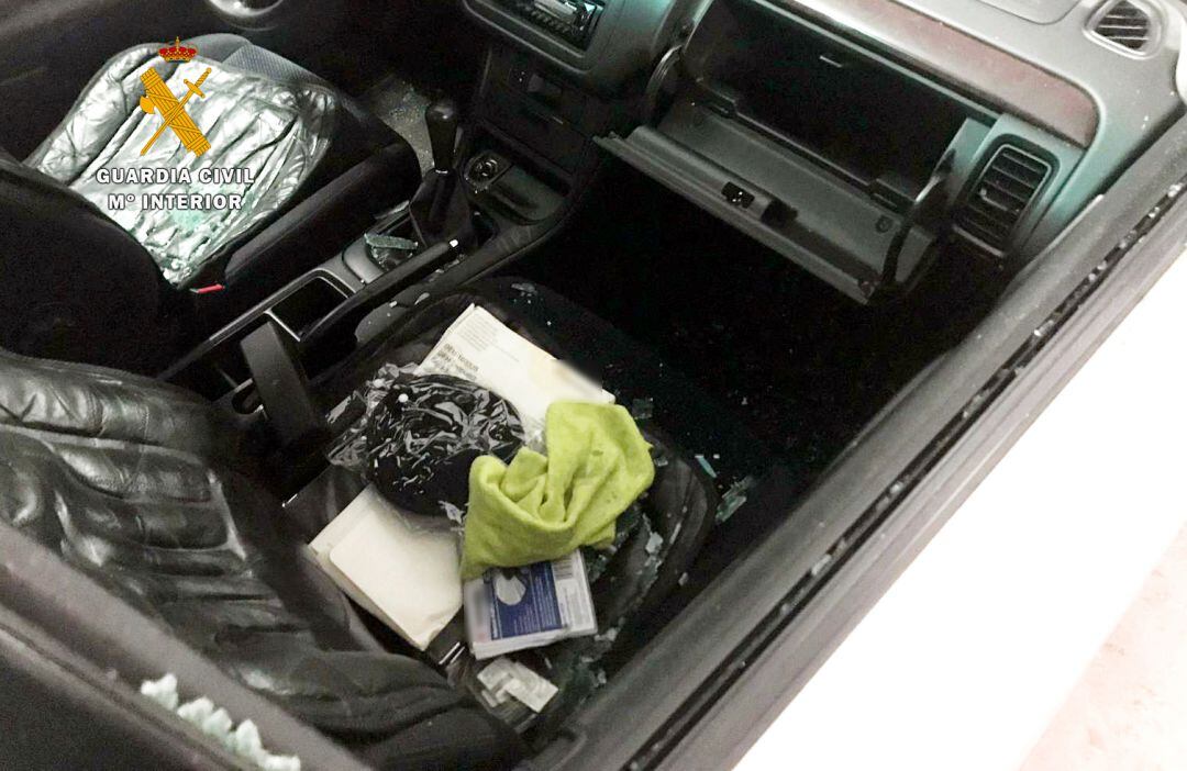 Dos vehículos estaban estacionados en un garaje comunitario.