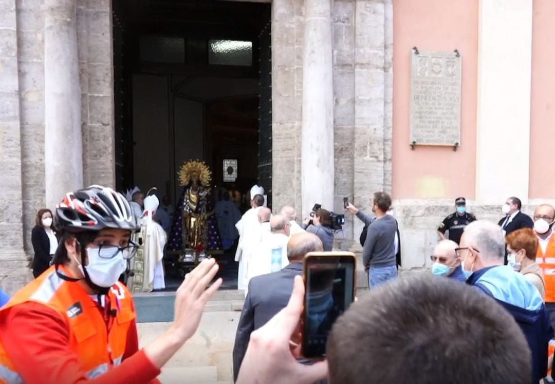 La Basílica mostró este domingo la Virgen de los Desamparados y la Policía Local y Nacional tuvo que intervenir para recordar la distancia de seguridad.