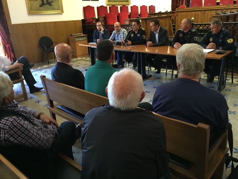 Reunión policial con los alcaldes pedáneos