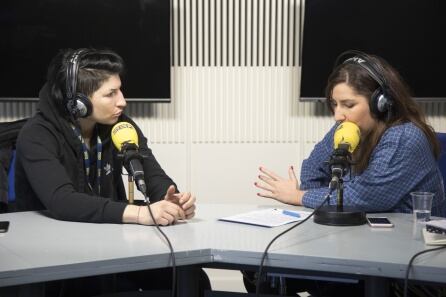 Miriam Gutiérrez con Puri Beltrán, durante la entrevista