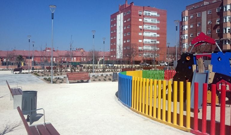 La nueva plaza de las Letras en Loranca cuenta con espacios de esparcimiento para adultos y niños.