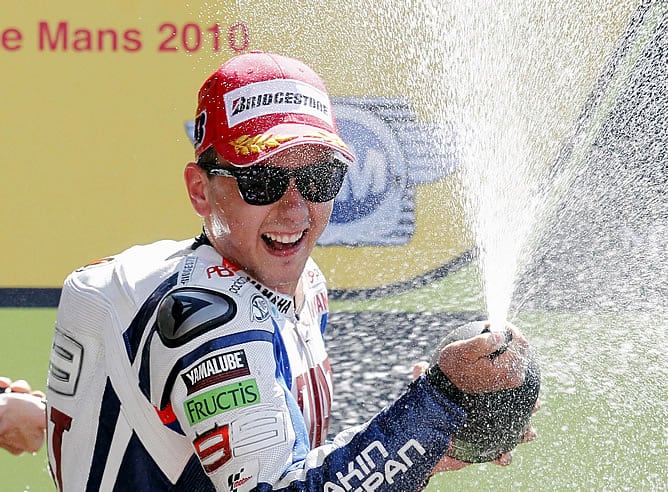 Lorenzo bañando de cava a la afición