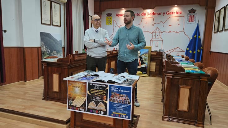 Bedmar celebra el del 'Día del Libro' con una exposición con las 126 publicaciones y libros del cronista oficial de la Villa, José Manuel Troyano, en el Salón de Plenos del Ayuntamiento