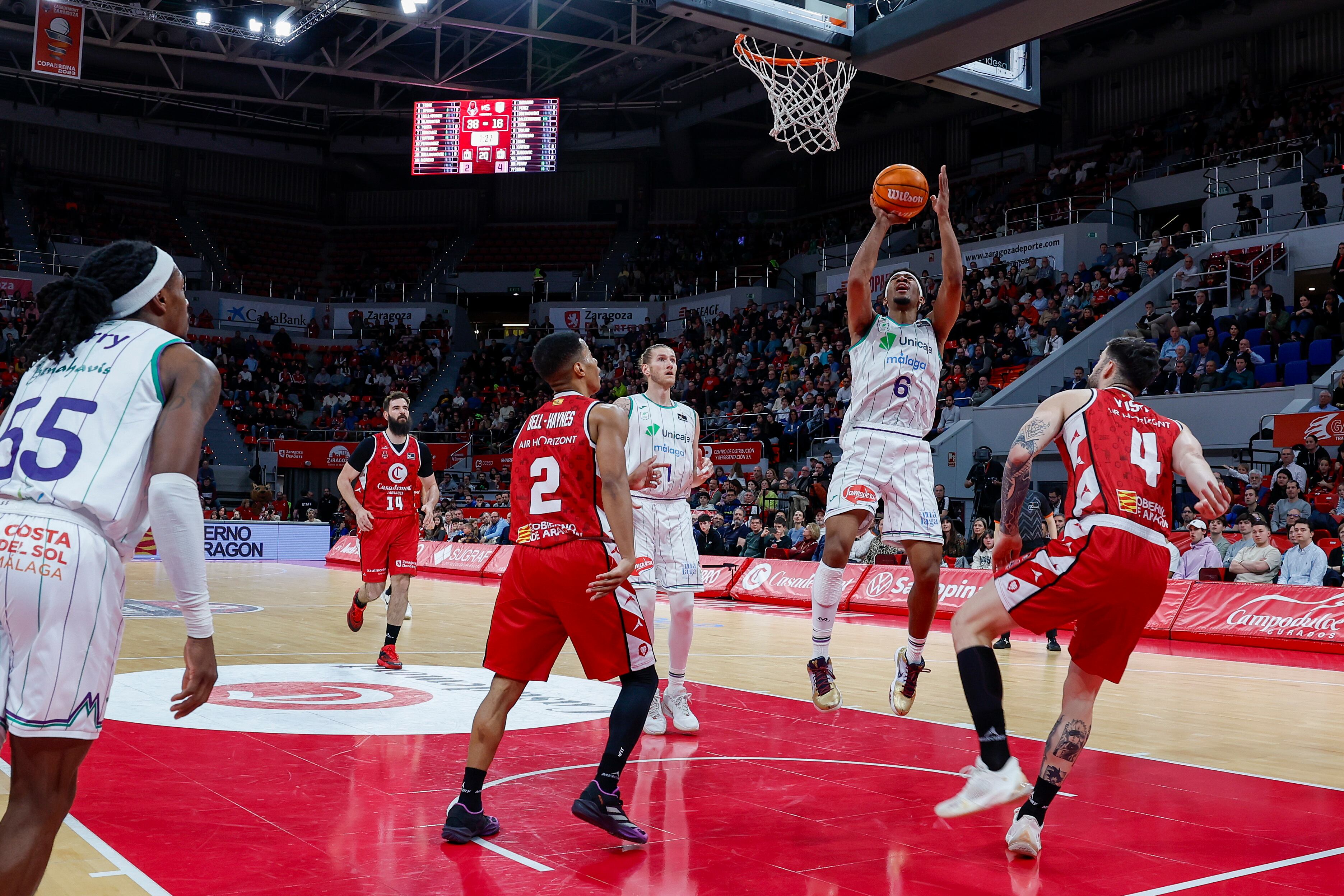 ZARAGOZA, 15/03/2025.- El alero estadounidense del Unicaja Kameron Taylor (2d) lanza a canasta ante varios rivales del Casademont Zaragoza durante el partido de Liga Endesa que se disputa este sábado en Zaragoza. EFE/ Javier Cebollada