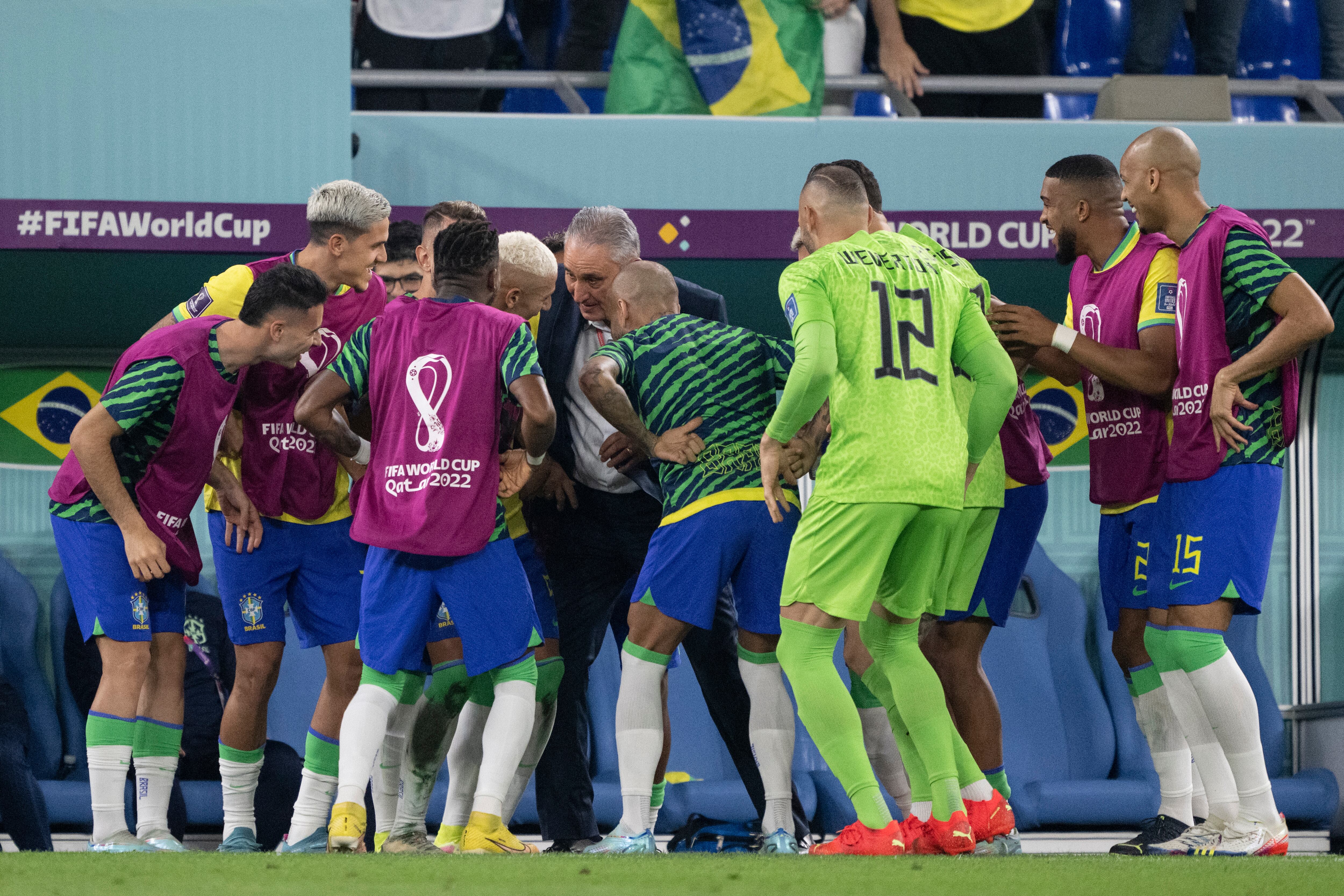 Brasil celebra bailando con Tite el 3-0 ante Corea