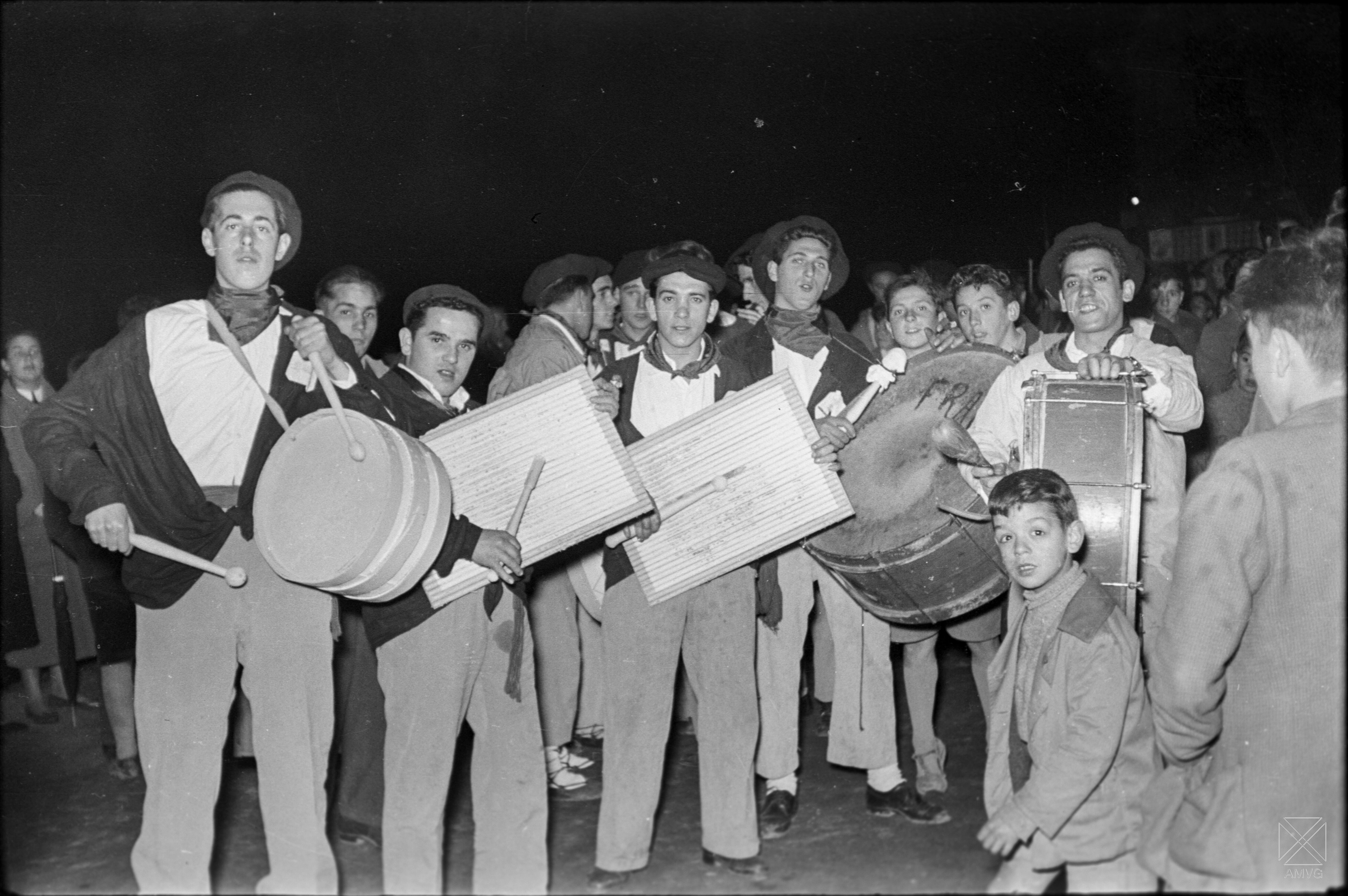 Los blusas participantes en la cabalgata / Archivo Municipal de Vitoria-Gasteiz