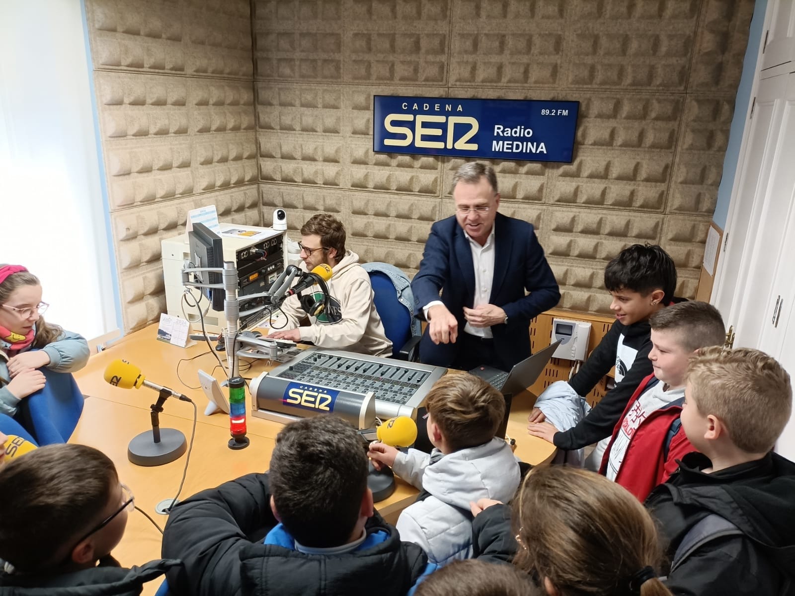 Didáctica explicación de Fernando Berzosa en una visita colegial a Radio Medina