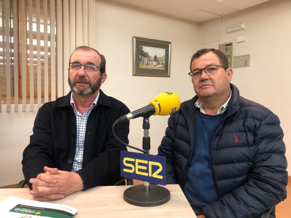 Juan Antonio Fernández, presidente de la Fundación Globalcaja La Roda y Juan Galiano, presidente de La Remediadora Sociedad Cooperativa de elaboración de vinos, cereales y otros