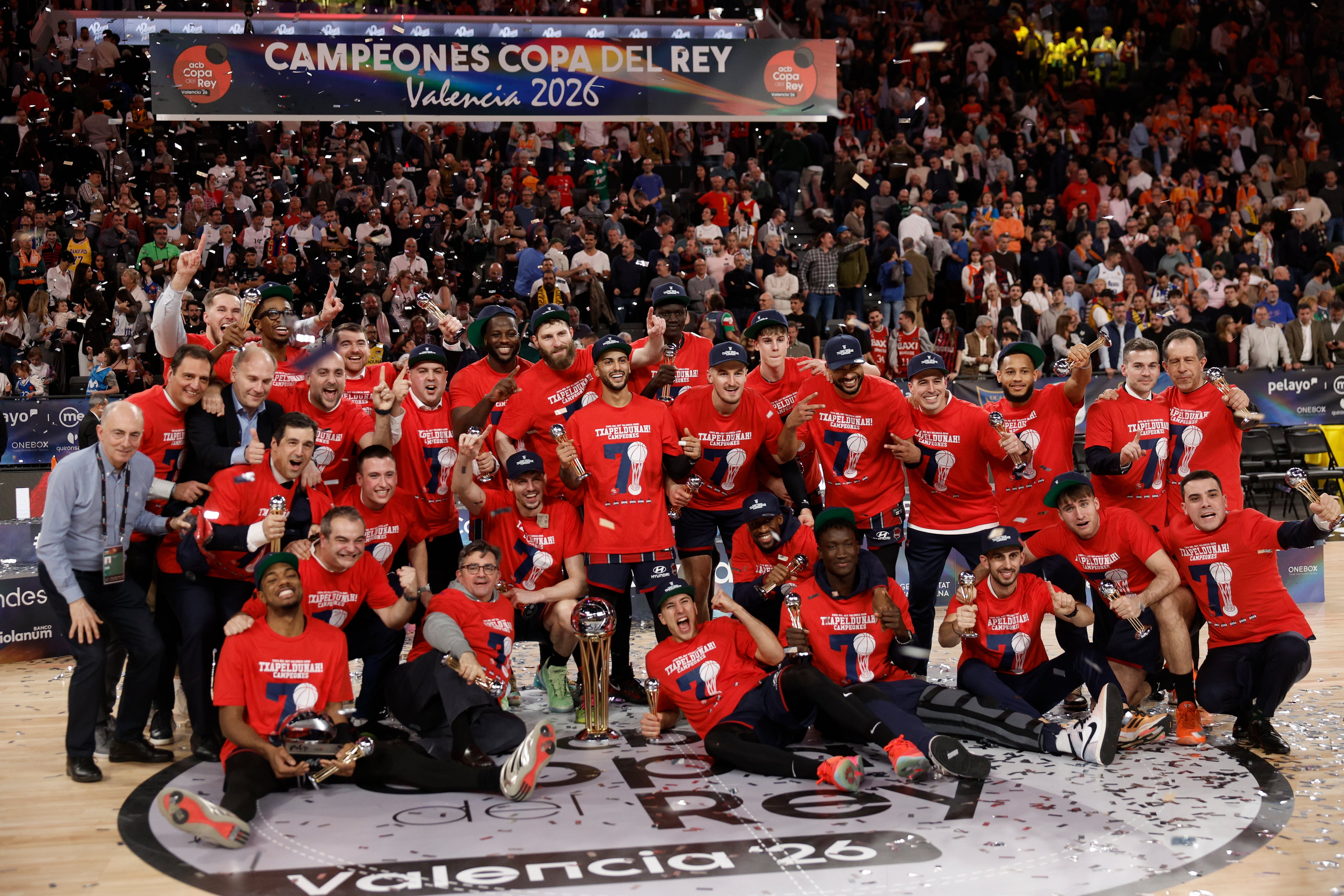 VALENCIA, 22/02/2026.- Los jugadores del Baskonia celebran su victoria en la final de la Copa del Rey que disputan este domingo Real Madrid y Baskonia en el Roig Arena de Valencia. EFE/ Kai Försterling