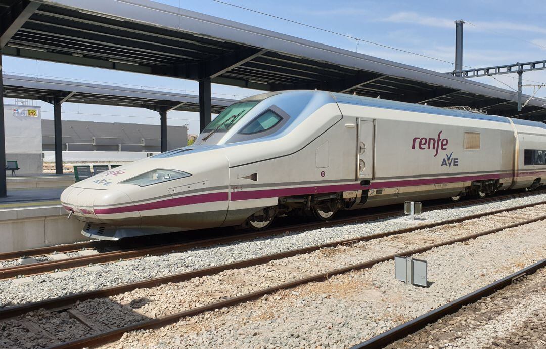 El AVE, en la estación de trenes de Granada