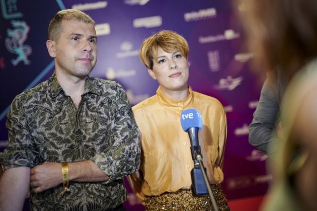 Triángulo de Amor Bizarro atendiendo a la prensa antes de los premios