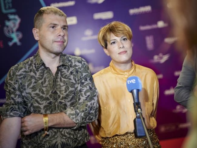 Triángulo de Amor Bizarro atendiendo a la prensa antes de los premios