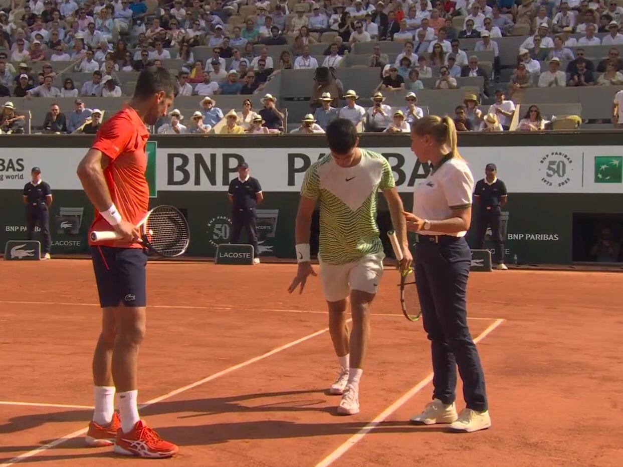 Djokovic se interesa por la lesión de Alcaraz en las semifinales de Roland Garros