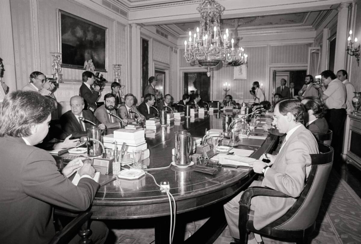Reunión de gabinete. Felipe Gonzalez, expresidente del Gobierno, con el exvicepresidente, Alfonso Guerra, y el resto de ministros en la mesa.