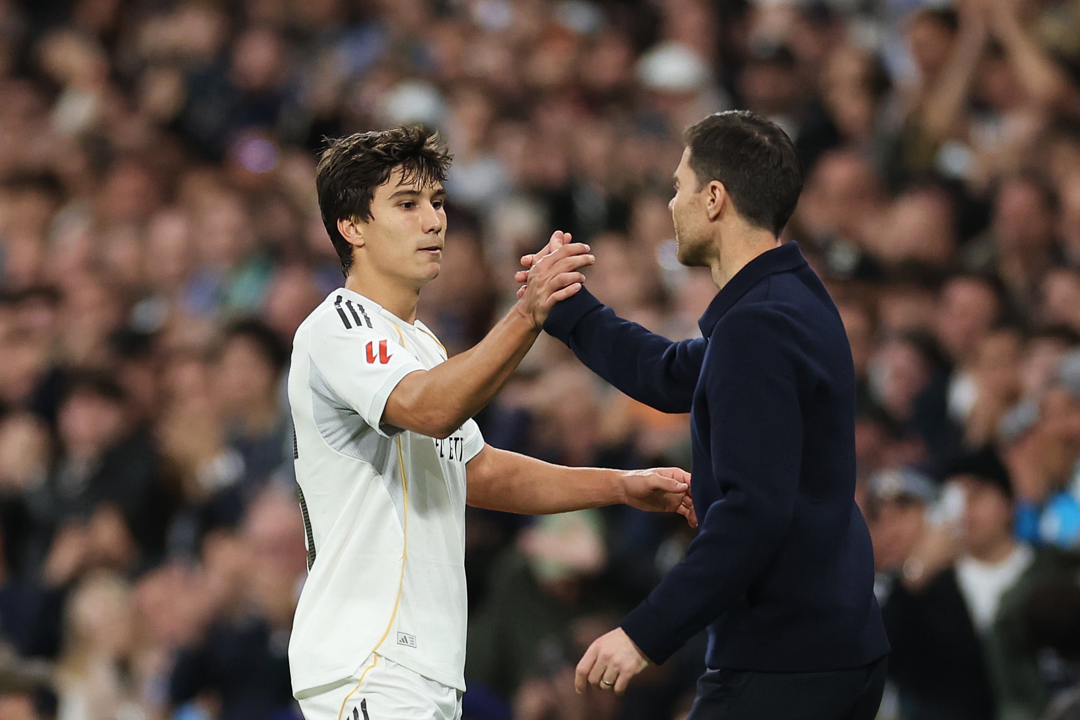 Saludo entre Xabi Alonso y Gonzalo García durante el Real Madrid-Real Betis