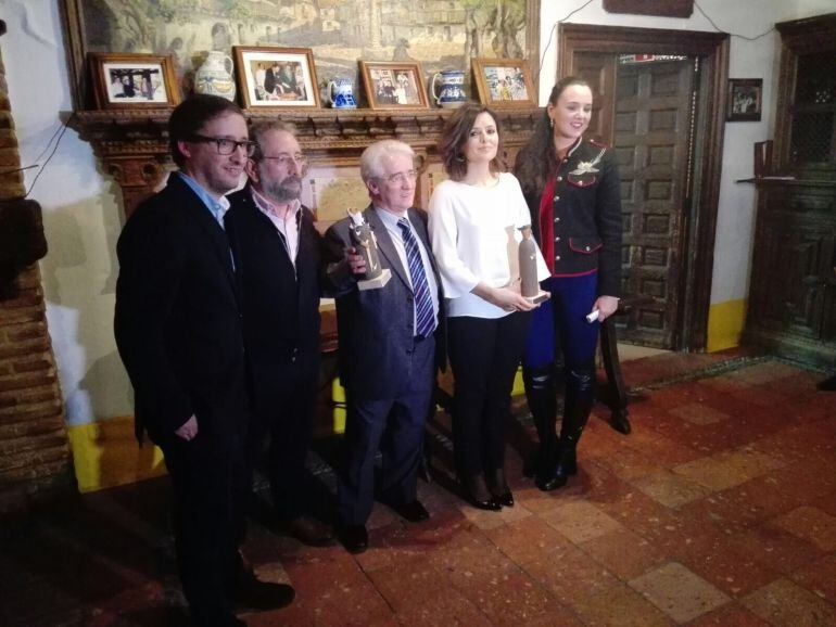 Los premiados, Jesús Manso y Sara Dueñas, junto a los miemrbos de la APS encargados de realizar la entrega de los galardones