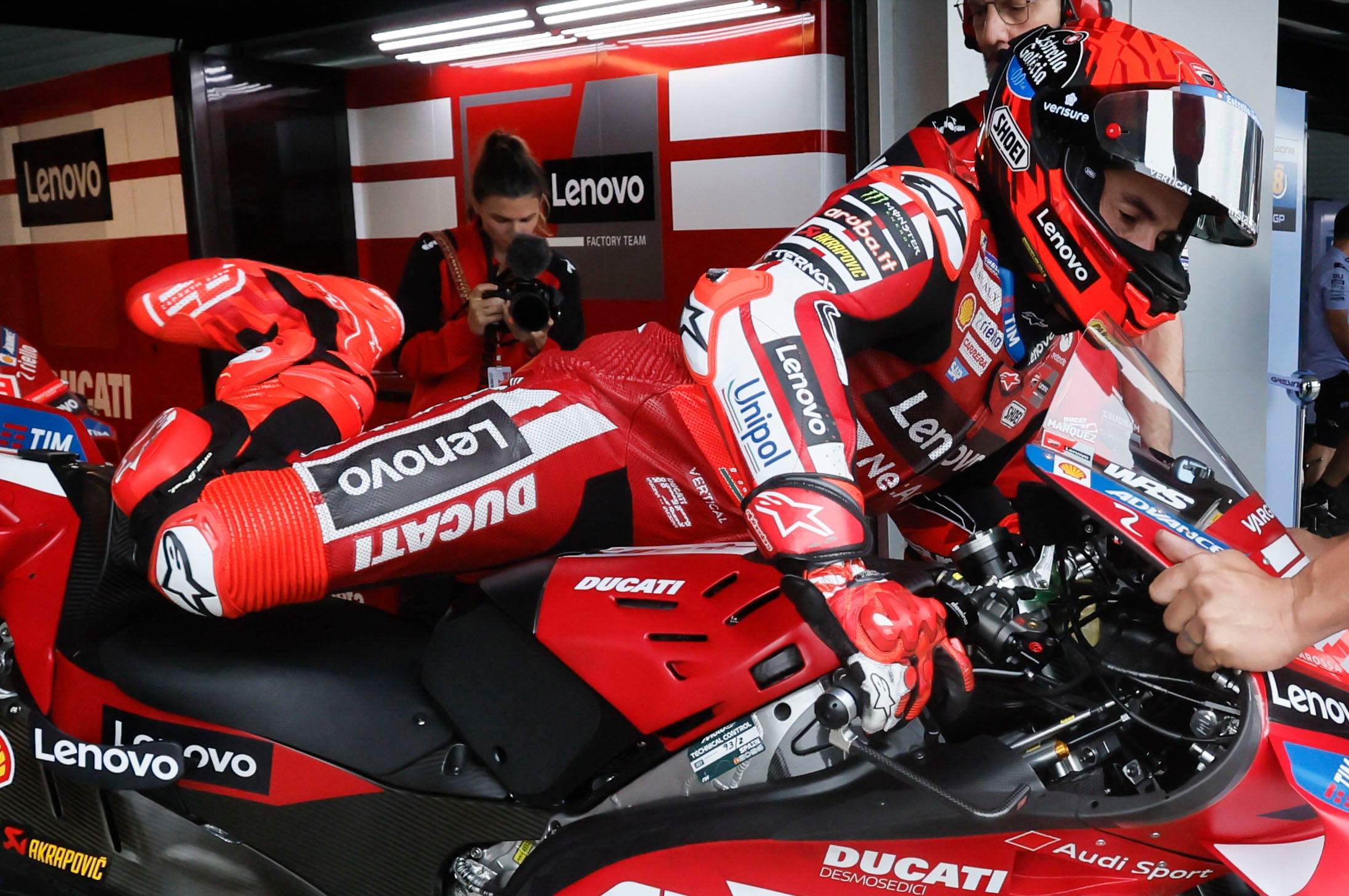 El piloto Marc Márquez se prepara para los primeros entrenamientos libres de MotoGP este viernes en el circuito Ángel Nieto de Jerez  EFE/ Jose Manuel Vidal