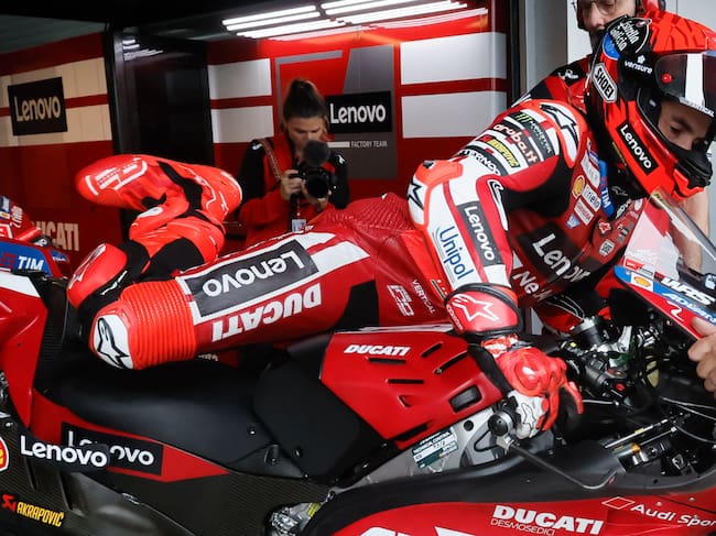 El piloto Marc Márquez se prepara para los primeros entrenamientos libres de MotoGP este viernes en el circuito Ángel Nieto de Jerez EFE/ Jose Manuel Vidal