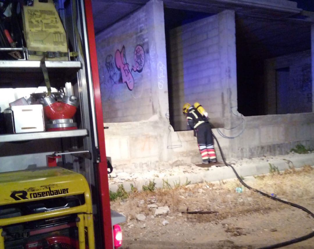 Uno de los bomberos inspeccionando la zona.