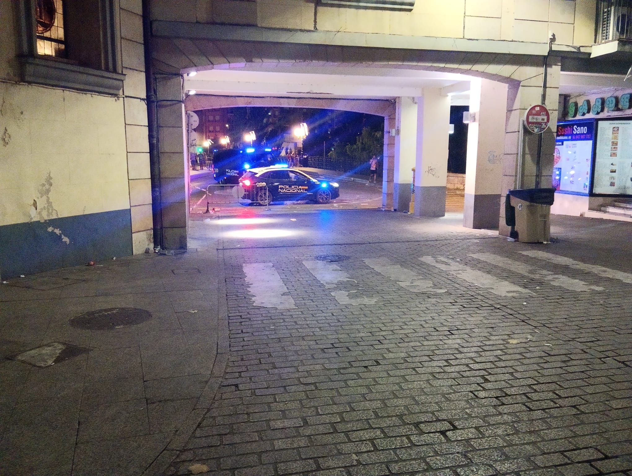 Una patrulla aguarda en la rotonda del Puente Duero mientras otras se dirigen a la búsqueda del foco del incidente