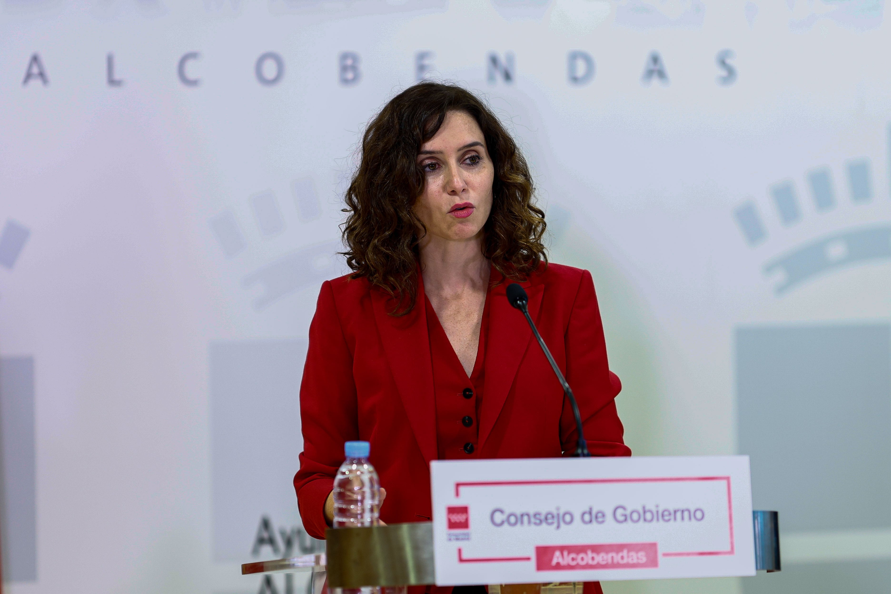 ALCOBENDAS (CA MADRID), 11/01/2023.- La presidenta de la Comunidad de Madrid, Isabel Díaz Ayuso, en rueda de prensa tras la reunión del Consejo de Gobierno, que de forma extraordinaria se celebra en el Ayuntamiento de Alcobendas. EFE/ Rodrigo Jimenez
