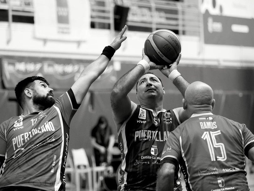 Salvador Zabala, jugando al baloncesto con su equipo