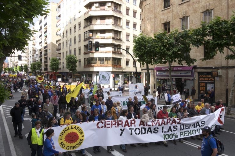 Manifestación en contra la mina de uranio y las centrales nucleares celebrada en Salamanca 	 