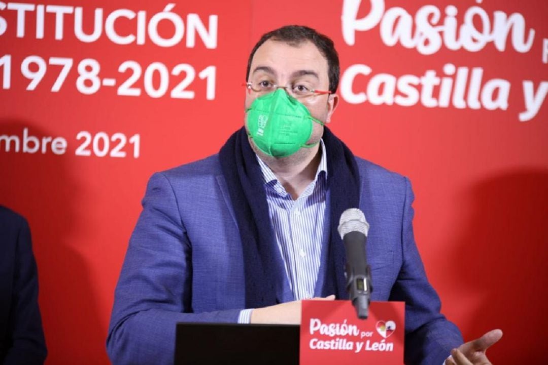 El secretario general de los socialistas asturianos, Adrián Barbón, durante su intervención en el PSOE de Castilla y León. 