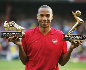 El francés sostiene en 2004 la bota de oro y el trofeo de mejor jugador de la Premier League.