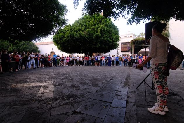 Reunión en la plaza de España de La Palma de los afectados por la erupción volcánica.