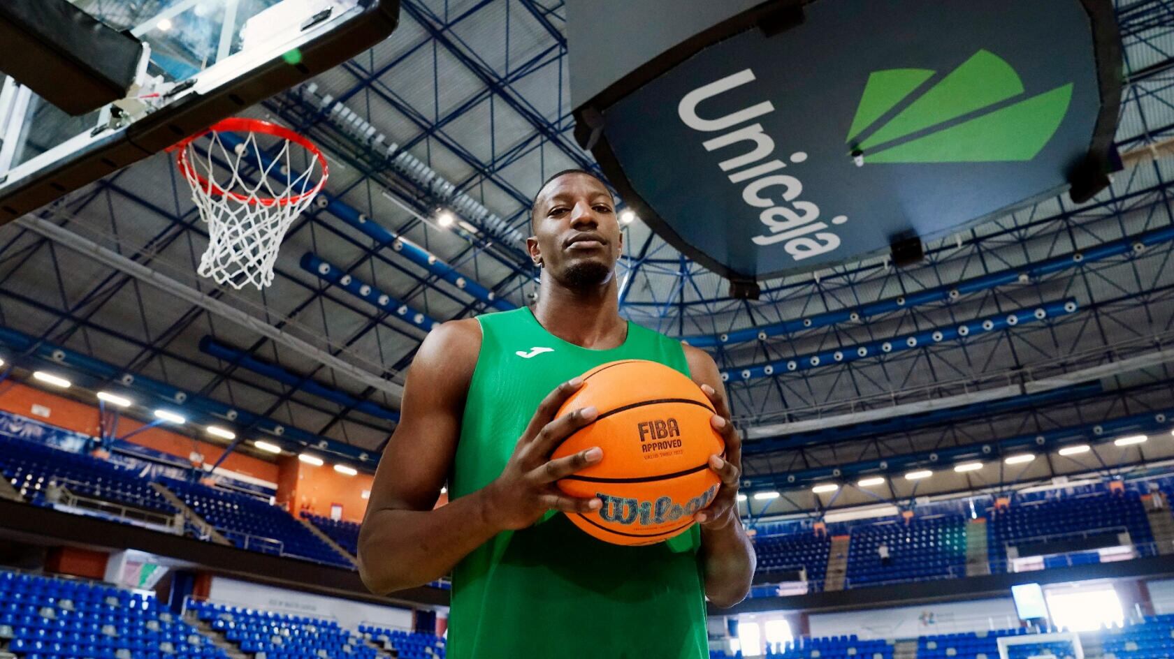 Yankuba Sima posa con un balón en el Martín Carpena
