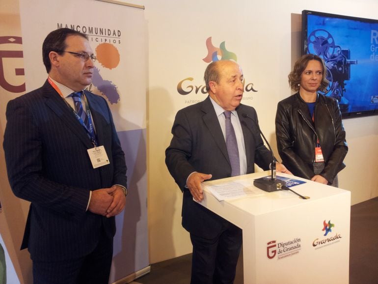 El alcalde de Granada, José Torres Hurtado, durante la presención en Fitur de la ruta turística &#039;Granada es de cine&#039; junto a la concejala de Turismo, Rocío Díaz, y al presdiente de la Federación de Hostelería, Trinitario Betoret.