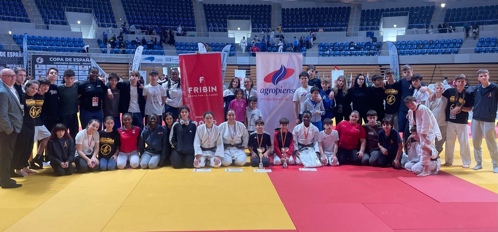 Foto de familia de los judocas de Binéfar, Barbastro y Aínsa. Foto: CJ Binéfar