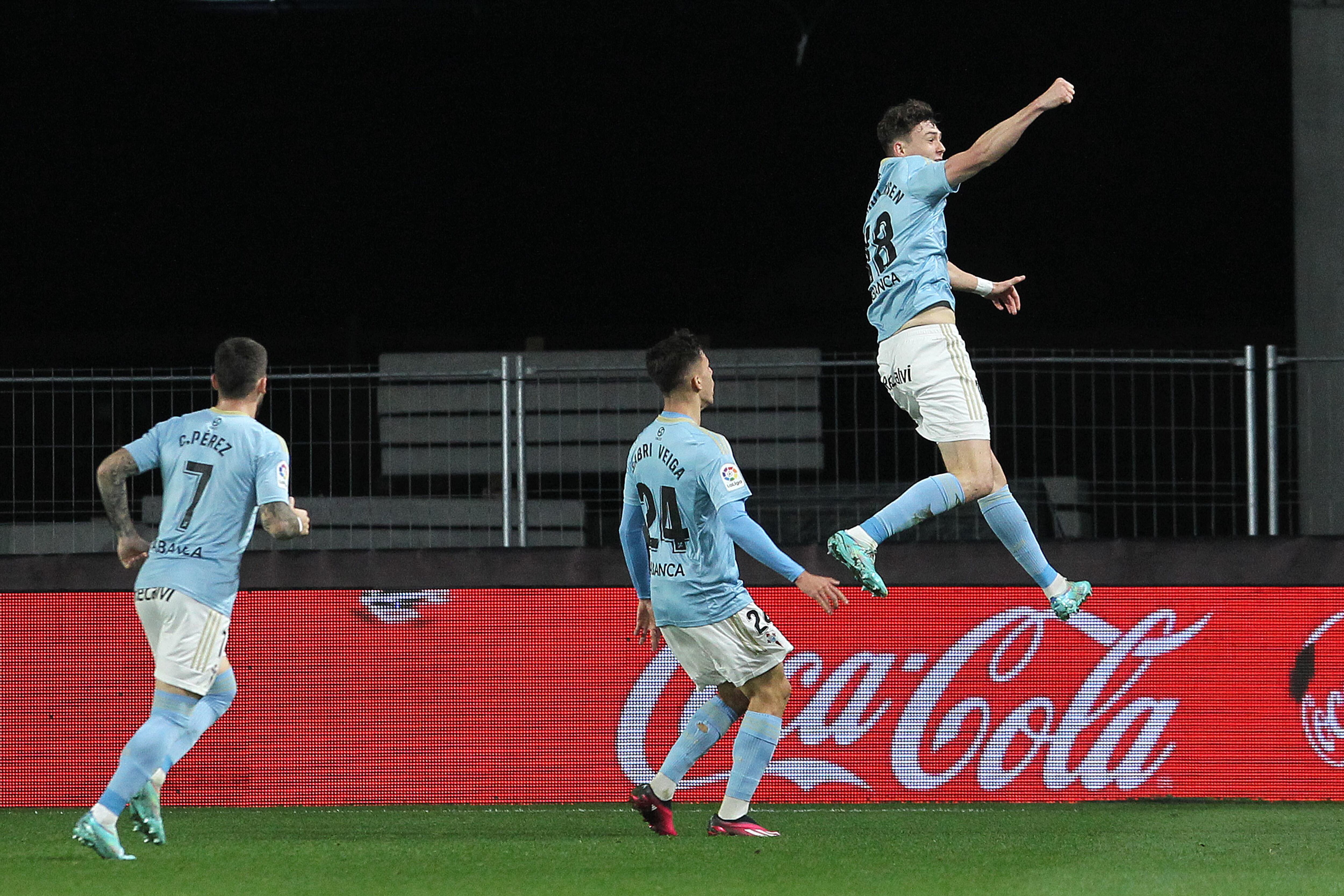 VIGO (PONTEVEDRA), 13/01/2023.- El delantero noruego del Celta de Vigo Jörgen Strand Larsen (d) celebra su gol durante el partido de la jornada 17 de LaLiga que Celta de Vigo y Villarreal CF disputan este viernes en el estadio de Balaídos, en Vigo. EFE/Salvador Sas
