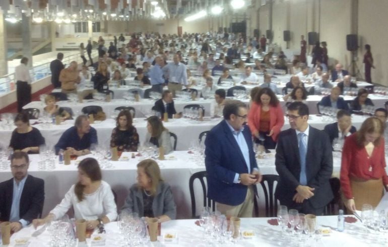 Imagen de la cata multitudinaria en la zona que ocupa la galería del vino en Fenavin