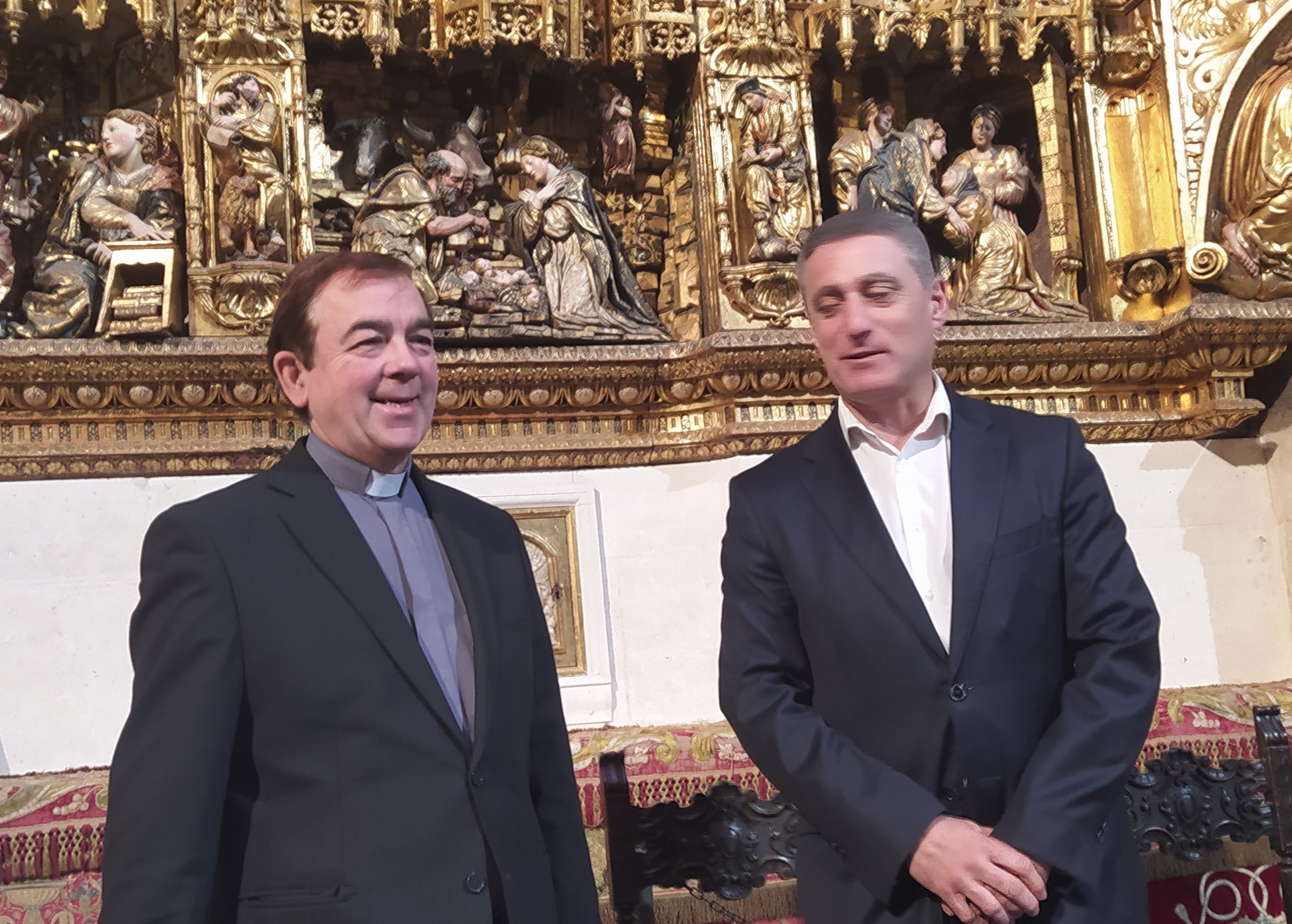 El Dean de la Catedral, Félix Castro (izda) y el director general de Fundación Caja de Burgos, Rafael Barbero, han firmado un nuevo convenio de colaboración cultural