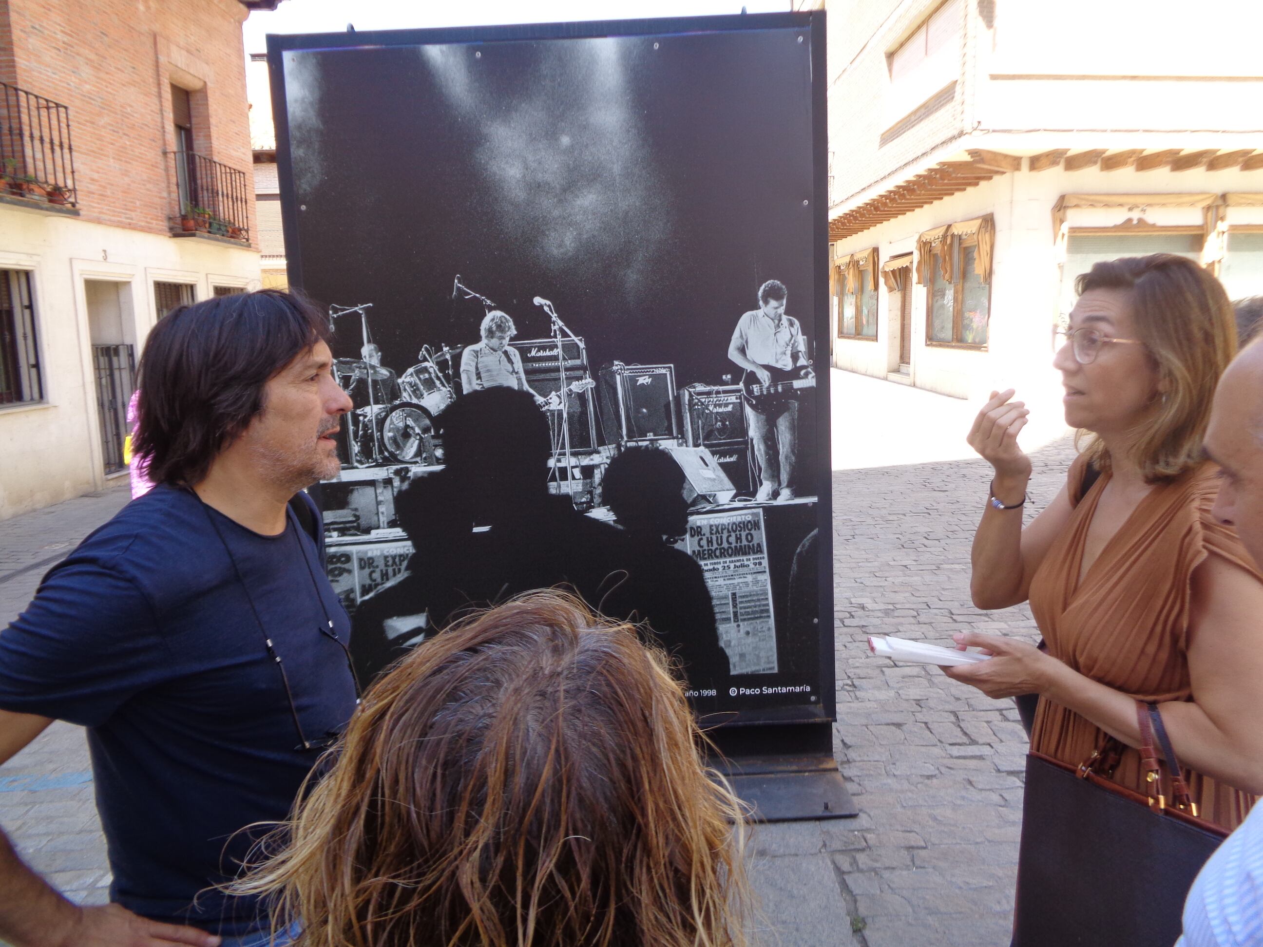 El comisario de la exposición con la alcaldesa, Raquel González en la imagen que representa la primera edición del festival