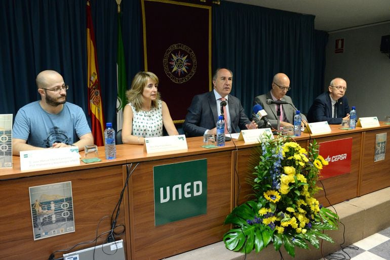 Octavio Ariza (segundo por la derecha), junto al alcalde de Algeciras, José Ignacio Landaluce, en la inauguración del curso de la UNED