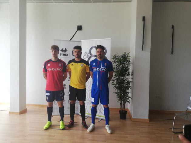 Tres jugadores con las nuevas equipaciones del Real Ávila