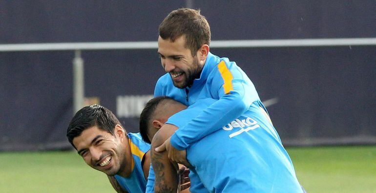 GRA033 BARCELONA 22/08/2015.- Luis Suárez (iz), Jordi Alba (c) y Neymar bromean durante la sesión de entrenamiento del F.C. Barcelona hoy en el Joan Gamper, previo al desplazamiento a Bilbao para la primera jornada de la Liga 2015-16 que les enfrentará al Athetic. EFE/ Toni Garriga