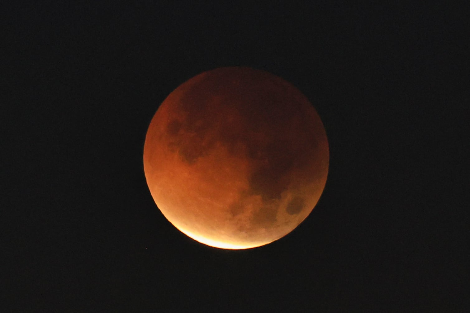 FOTODELDÍA AME9976. CIUDAD DE PANAMÁ (PANAMÁ), 03/03/2026.- Evolución del eclipse total de luna este martes, en ciudad de Panamá (Panamá). Un eclipse lunar total dejó una 'Luna de sangre' que será visible durante aproximadamente una hora desde el este de Asia hasta América central y del norte. EFE/ Bienvenido Velasco | Imagen de Archivo