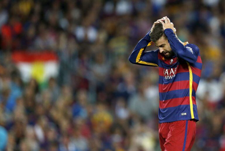 Gerard Piqué se lamenta de una ocasión perdida durante el partido frente al Athletic Club en el Camp Nou