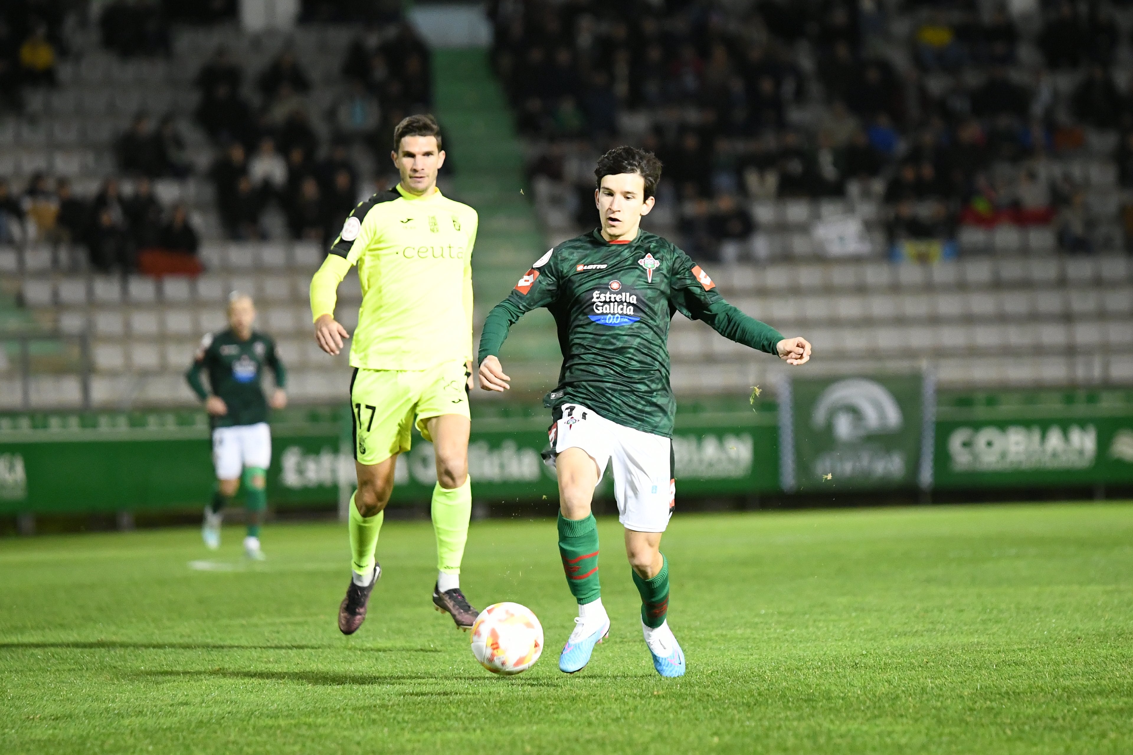 Luis Chacón conduce el balón en una jugada del Racing-Ceuta de este sábado en A Malata (foto: Mijanphoto Sports / Racing de Ferrol)