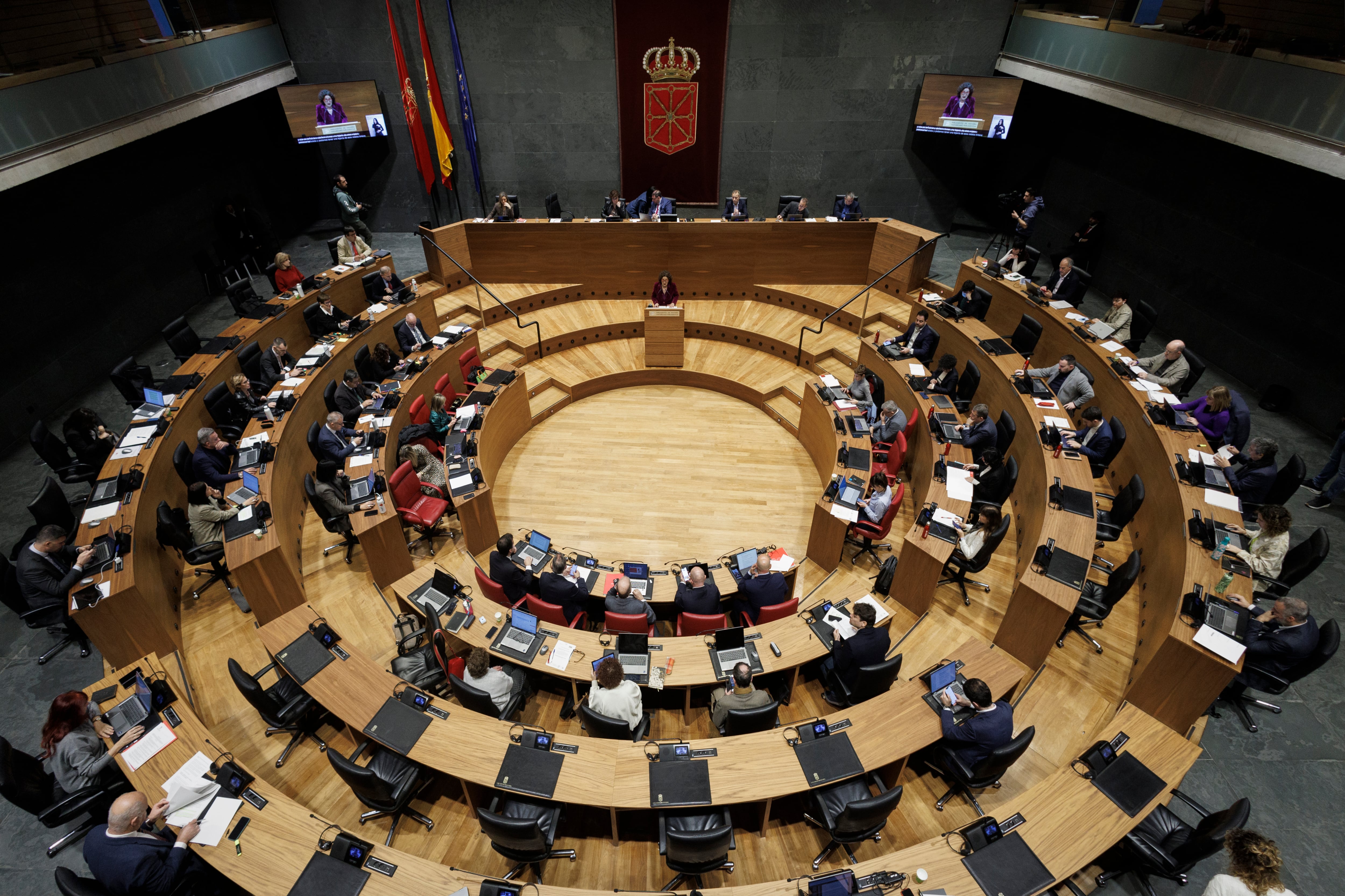 GRAFCAV2616. PAMPLONA, 16/01/2025.- El Parlamento de Navarra celebra este jueves una sesión de control al Ejecutivo en la que, entre otras cuestiones, será interpelado sobre política general respecto a la modificación de la actual Ley de Renta Garantizada. EFE/Villar López
