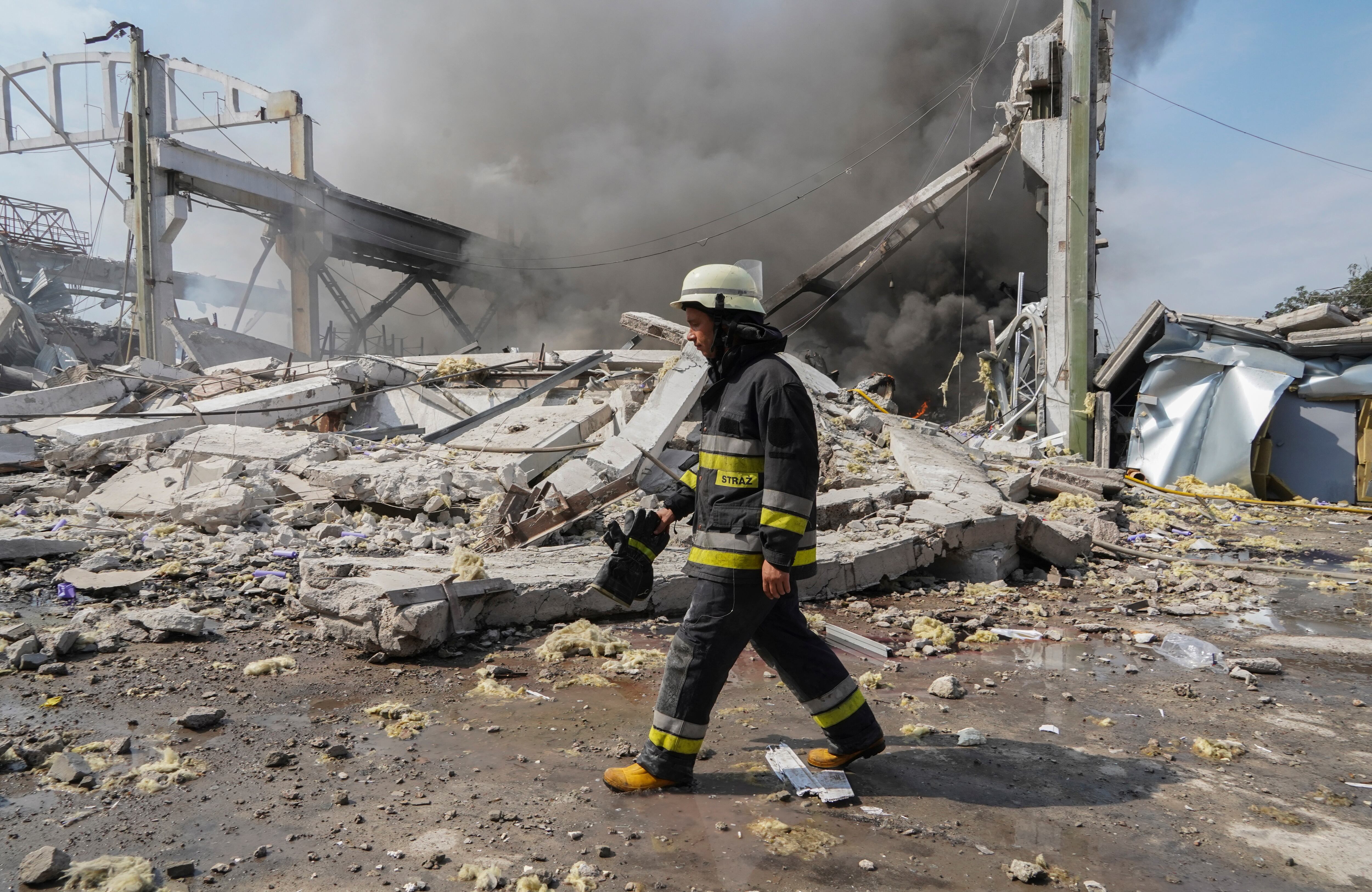 Los servicios de emergencias en Kharkiv.