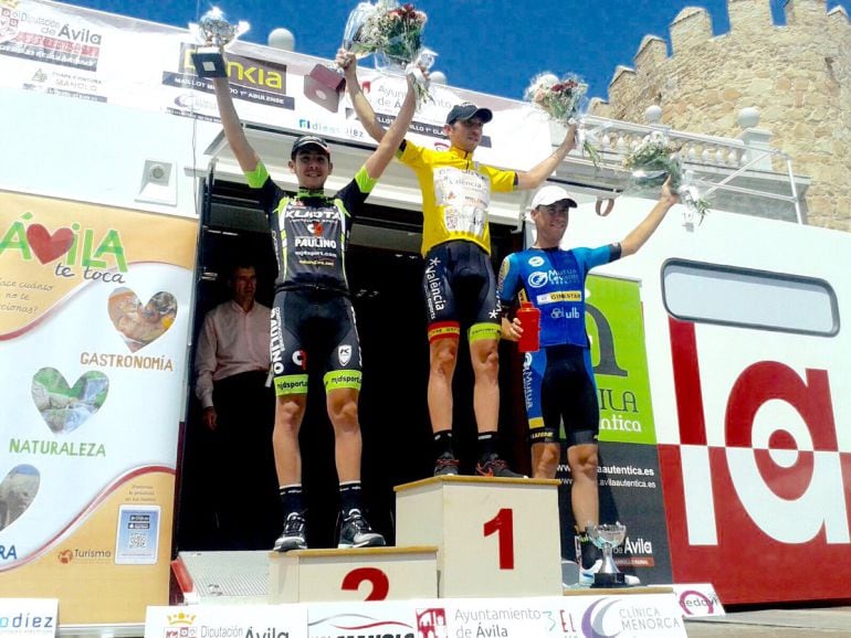 Iván Martínez, en el pódium con el maillot amarillo de líder, junto a Burmann (2º) y Gozalbez (3º)